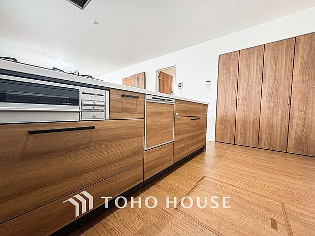 機能的で使い勝手のよさそうなキッチン。明るく清潔感があります。