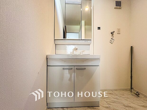 洗面台・洗面所パウダールームはナチュラルな雰囲気で清潔な印象。