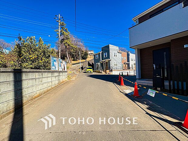 前面道路含む現地写真『快適』は「家」と「街」と「環境」が調和した時に訪れるだと改めて感じさせてくれます。