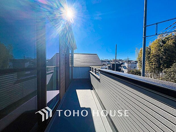 暮らしの中で光と風を演出してくれるバルコニー。