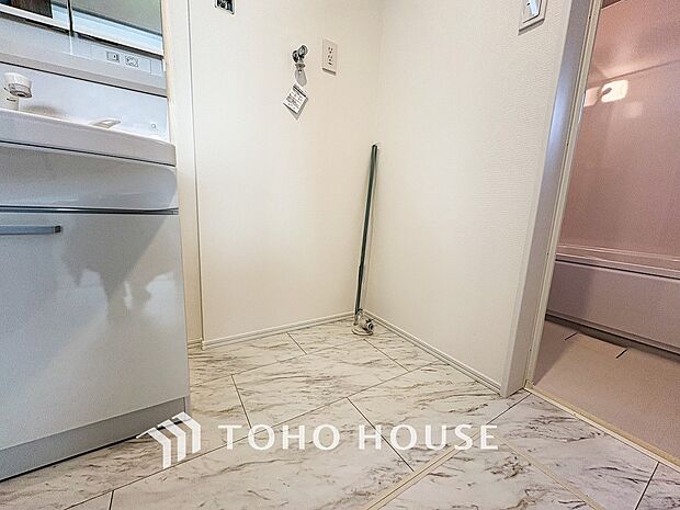 洗濯機を配置しても十分なスペースを確保しております。