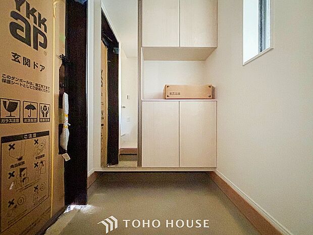 居住者の帰り、訪れる方を優しく迎えてくれる開放感のある玄関。