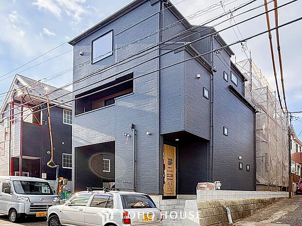 住む人を映し出す洗練された佇まいは、いつまでも輝き続けながらいつしか街の風景に溶け込んでいきます。