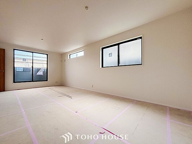 明るく開放的な空間が広がるLDK。室内には豊かな陽光が注ぎ込み、爽やかな住空間を演出。