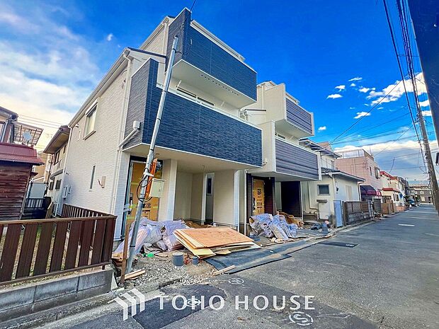 住む人を映し出す洗練された佇まいは、いつまでも輝き続けながらいつしか街の風景に溶け込んでいきます。