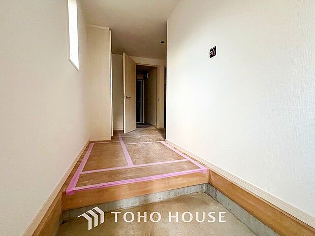 上質感漂う廊下。居住者の帰り、訪れる方を優しく迎え安らぎに満ちた生活空間を予感させます。