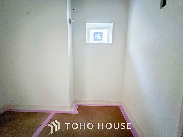 洗濯機を配置しても十分なスペースを確保しております。