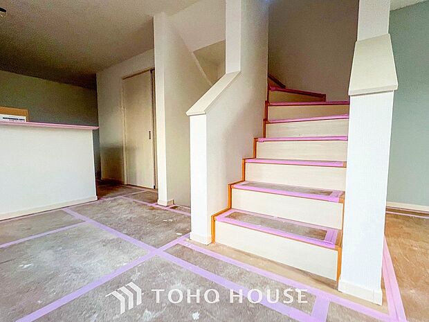 各フロアを結ぶ階段。集いの空間と一人の時間を楽しむプライベートルームをバランスよく繋いでいます。