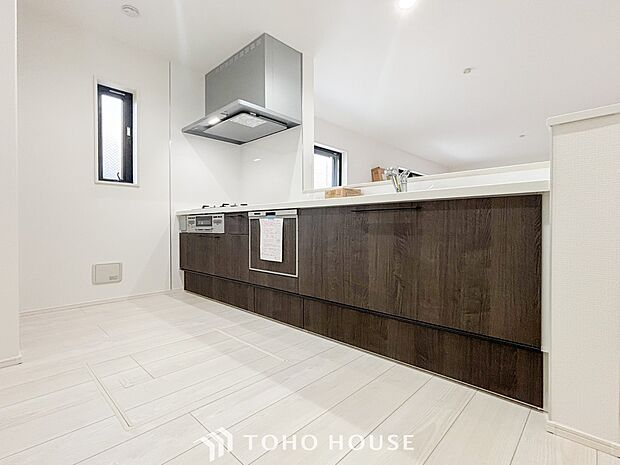 ご家族みんなで調理ができる位のスペースを実現したキッチン空間となっております。