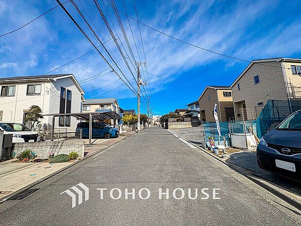 前面道路含む現地写真『快適』は「家」と「街」と「環境」が調和した時に訪れるだと改めて感じさせてくれます。