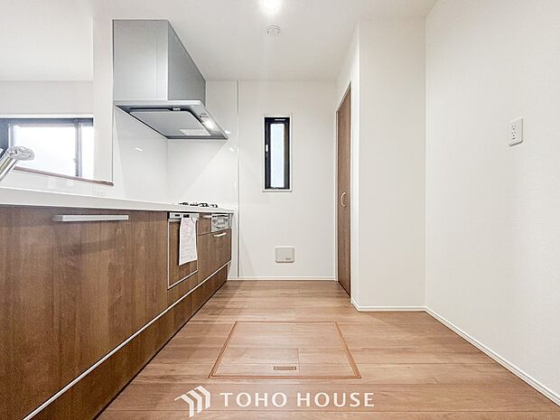 機能的で使い勝手のよさそうなキッチン。明るく清潔感があります。