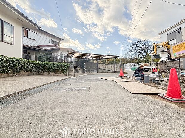 前面道路含む現地写真『快適』は「家」と「街」と「環境」が調和した時に訪れるだと改めて感じさせてくれます。