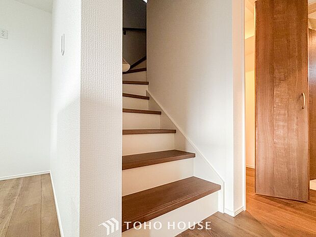 パブリックゾーンとプライベートゾーン繋ぐ階段。豊かな陽光が注ぎ込み、爽やかな住空間を演出。