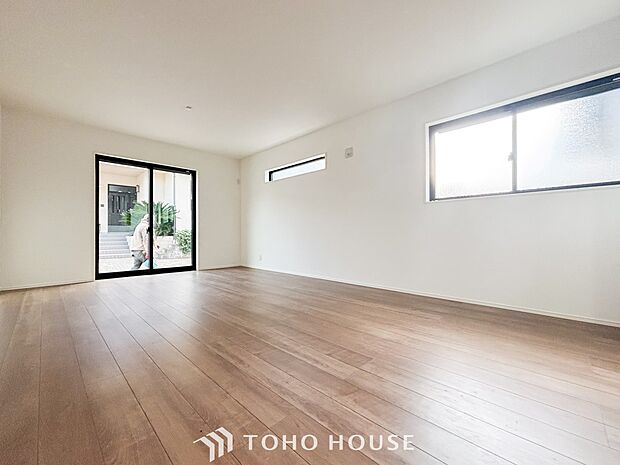 光と風があふれる開放的なリビングダイニングには自然と家族みんなが集まってきます。