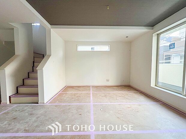 忙しい朝でも、しっかり家族が揃って食事をして頂けるゆとりある大きさのダイニングスペース。