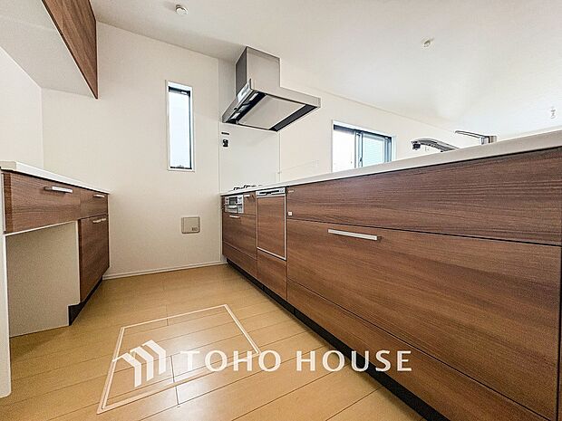 ご家族みんなで調理ができる位のスペースを実現したキッチン空間となっております。