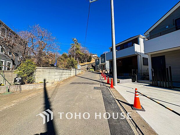 前面道路含む現地写真『快適』は「家」と「街」と「環境」が調和した時に訪れるだと改めて感じさせてくれます。