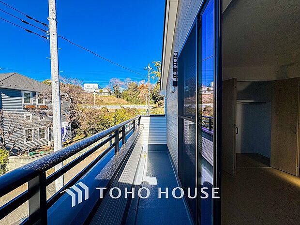 暮らしの中で光と風を演出してくれるバルコニー。