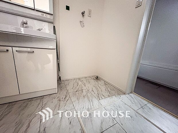 洗濯機を配置しても十分なスペースを確保しております。