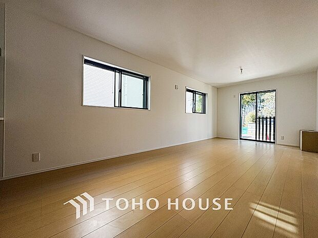 光と風があふれる開放的なリビングダイニングには自然と家族みんなが集まってきます。