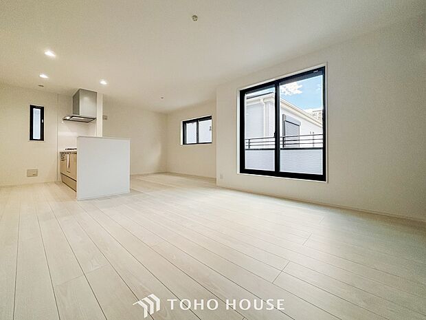 太陽の恵みを一気に受けた明るくあたたかいお住まい。吹きぬける風を感じながら爽やかで風通しの良い暮らし。