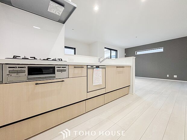 ご家族みんなで調理ができる位のスペースを実現したキッチン空間となっております。