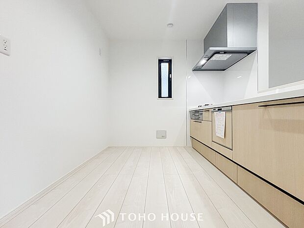 機能的で使い勝手のよさそうなキッチン。明るく清潔感があります。