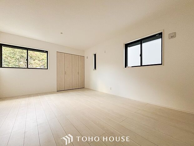 穏やかな風と陽光を導き、プライバシーに配慮された設計プランを採用し、居住性を一段と心地よいものにしています。