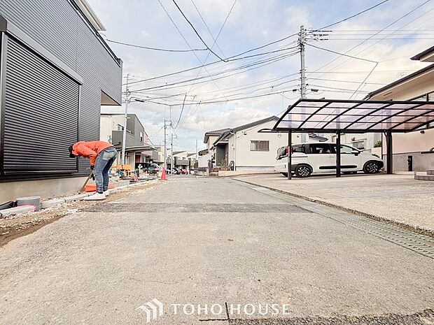 前面道路含む現地写真『快適』は「家」と「街」と「環境」が調和した時に訪れるだと改めて感じさせてくれます。