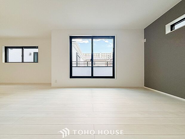 光と風があふれる開放的なリビングダイニングには自然と家族みんなが集まってきます。