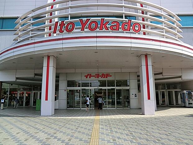 店内は食料品から雑貨、お薬、衣料品、眼鏡店まで充実の品揃え。駐車場はゆったり1458台完備です。