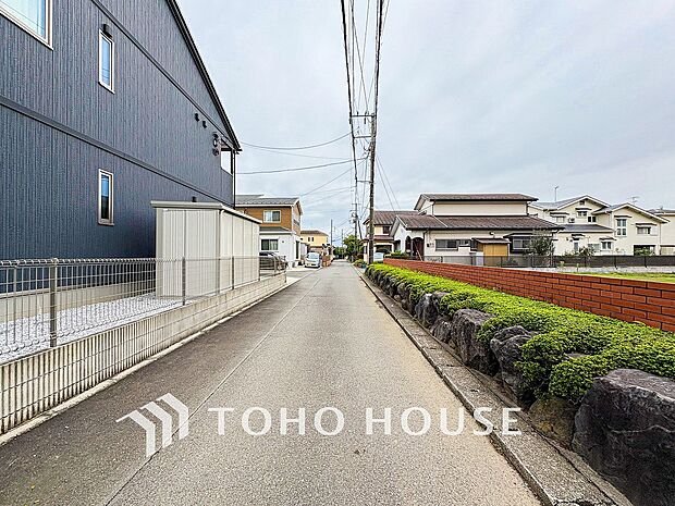 前面道路含む現地写真『快適』は「家」と「街」と「環境」が調和した時に訪れるだと改めて感じさせてくれます。