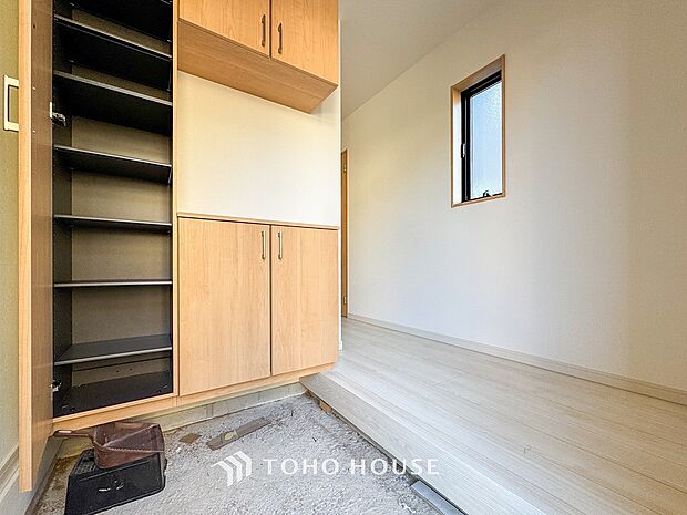 帰り着くたびに洗練されたテイストの空間に迎えられ誇りと喜びを感じる玄関まわりです。