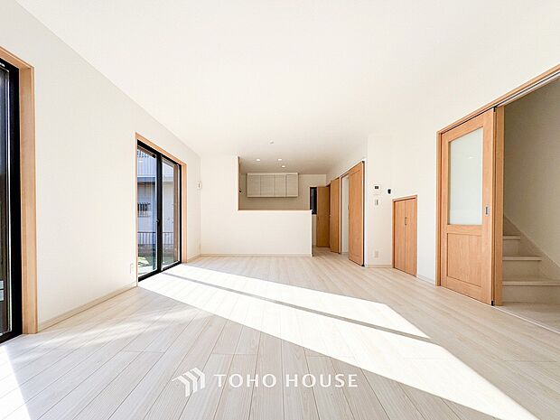 光と風があふれる開放的なリビングダイニングには自然と家族みんなが集まってきます。