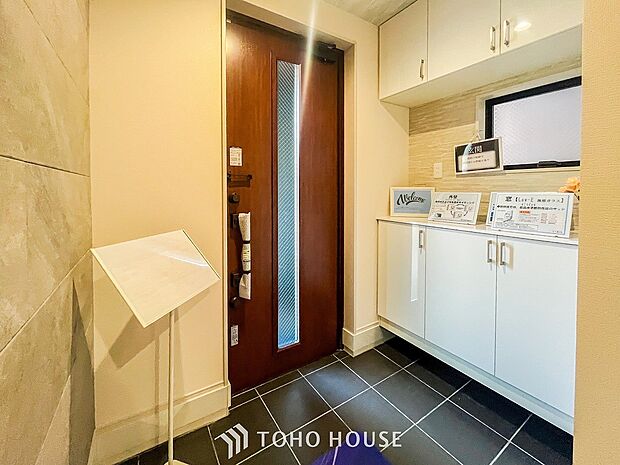 帰り着くたびに洗練されたテイストの空間に迎えられ誇りと喜びを感じる玄関まわりです。