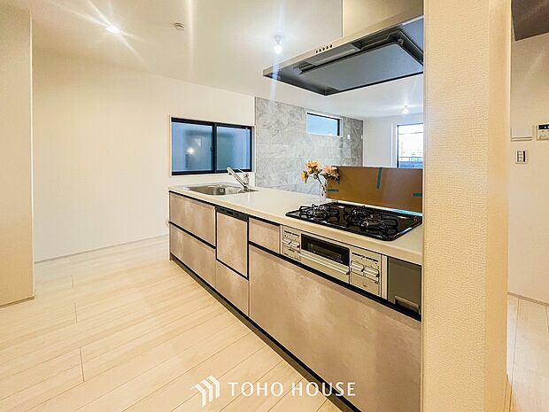 機能的で使い勝手のよさそうなキッチン。明るく清潔感があります。