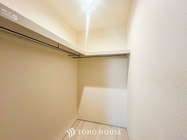 衣類だけでなく大きな荷物も収納でき、お部屋がすっきりします。