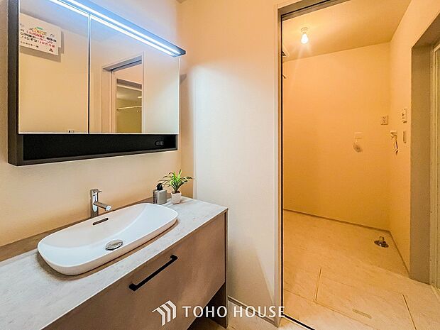 清潔感のあるプライベート空間は、身だしなみチェックや肌のお手入れに最適です。