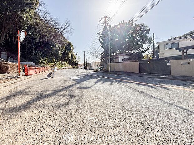 前面道路含む現地写真『快適』は「家」と「街」と「環境」が調和した時に訪れるだと改めて感じさせてくれます。