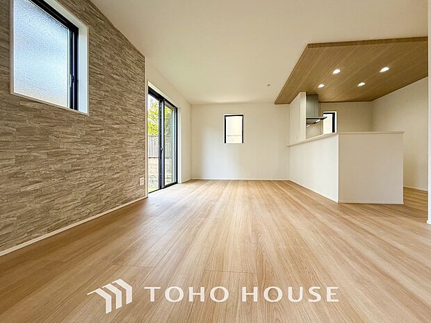 明るく開放的な空間が広がるLDK。室内には豊かな陽光が注ぎ込み、爽やかな住空間を演出。