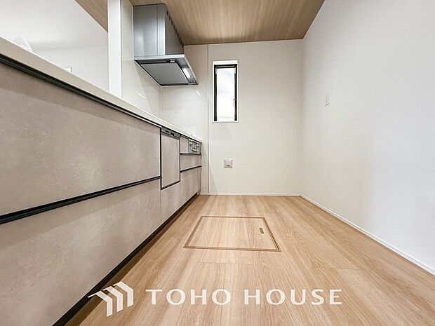 機能的で使い勝手のよさそうなキッチン。明るく清潔感があります。