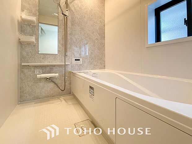 一日の疲れを癒してくれる場所なので、快適に過ごして頂く為にゆったりサイズのバスタブを用意しました。