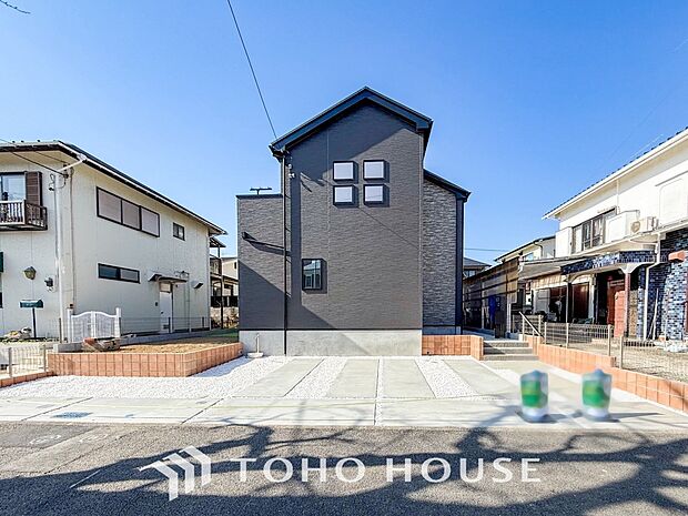 住む人を映し出す洗練された佇まいは、いつまでも輝き続けながらいつしか街の風景に溶け込んでいきます。