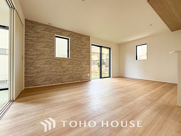 あたたかい日差しがたっぷり降り注ぐLDKは自然と家族の顔があかるい笑顔に。