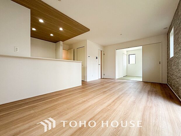 ご家族みんながゆったり寛げる広々リビング。対面式キッチンのあるLDKで家族の会話が弾みます。