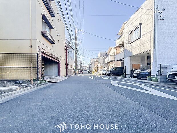 前面道路含む現地写真『快適』は「家」と「街」と「環境」が調和した時に訪れるだと改めて感じさせてくれます。