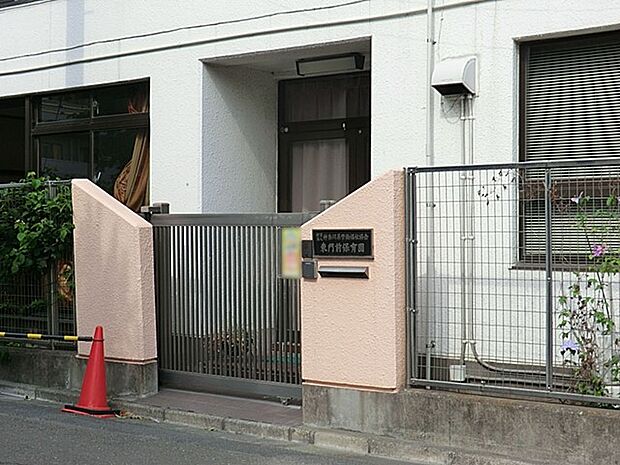 京急大師線「東門前駅」より徒歩3分の大変便利な場所に立地し、広い園庭とプール、豊かな果樹栽培が自慢です。