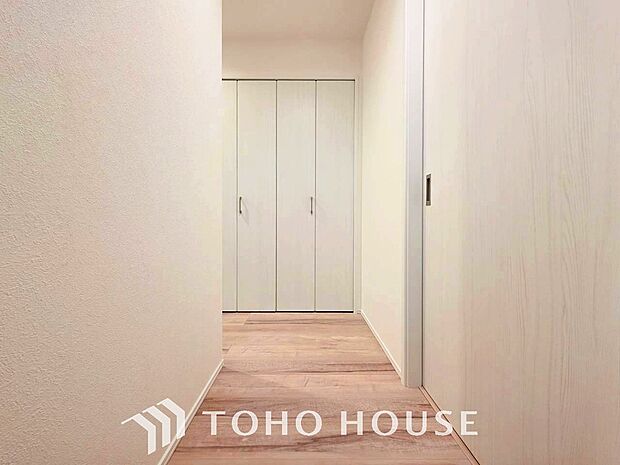 やわらかな陽射しがふりそそぎ、ゆったりした時間が流れる室内。