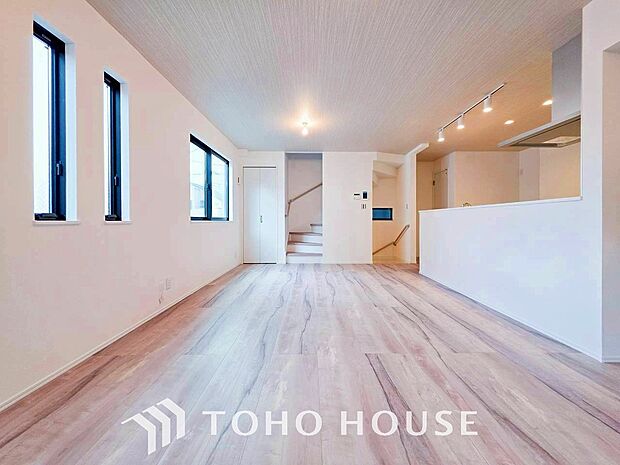 開放感あるリビングダイニング。ご家族とのんびりしたひと時を過ごせますね。