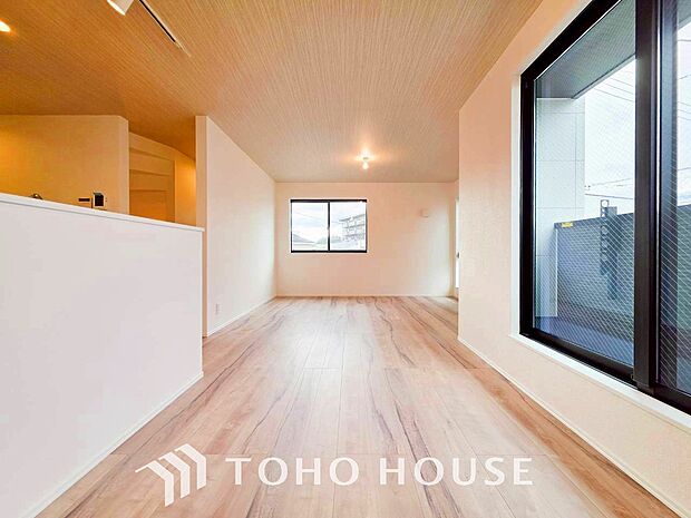 落ち着いた雰囲気に包まれた伸びやかな空間で、ゆったりと家族団らんの時間を過ごせます。